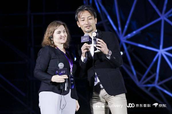 高橋智隆、Daniela Rus向觀眾展示機器人的拍照、投影功能