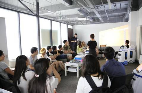 小胖機器人知名海外,引國際友人參訪 小胖機器人知名海外,引國際友人參訪