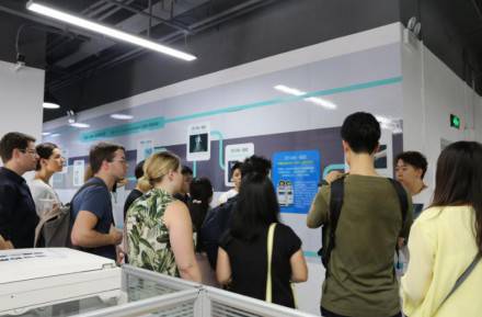 小胖機器人知名海外,引國際友人參訪 小胖機器人知名海外,引國際友人參訪